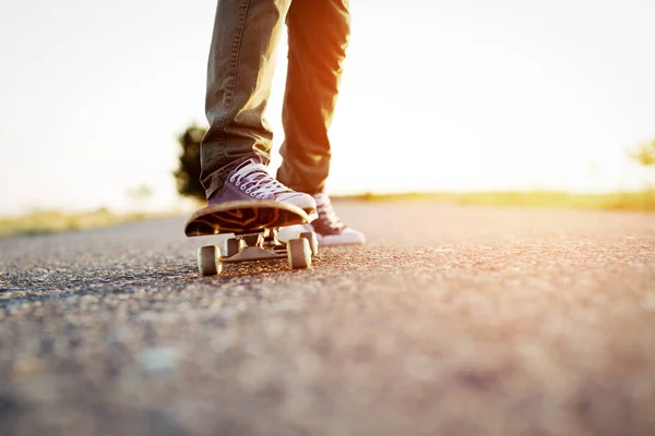 Nohy Skateboard Odlehčena Sluncem — Stock fotografie