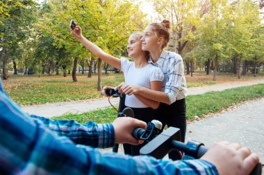 Mobiletle selfie çeken iki genç kız..