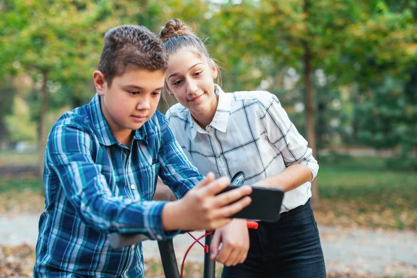Casal Adolescentes Olhando Para Telefone — Fotografia de Stock