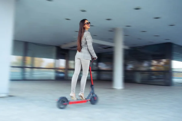 Femme Affaires Chevauchant Scooter Électrique Pour Travailler — Photo