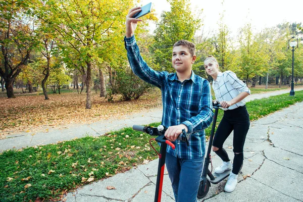 Garçon Fille Sur Scooters Électriques Prenant Selfie — Photo