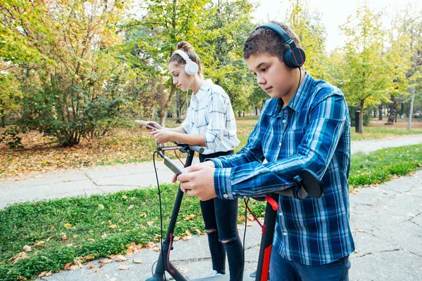 Adolescents Équitation Scooter Avec Leurs Écouteurs Sur — Photo