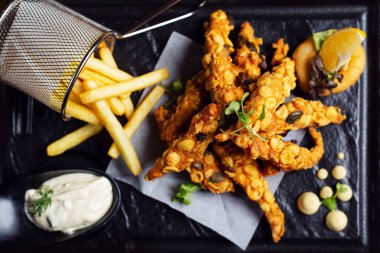 Lezzetli çıtır tavuk kanatları. Tabakta akşam yemeği için tabak.