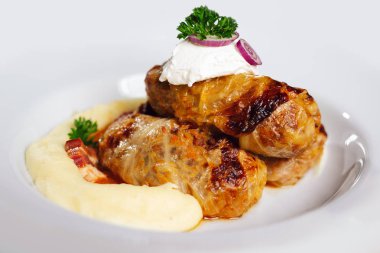 lahana dolması domates sosu pirinç ve et ile rulo.