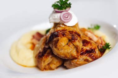 lahana dolması domates sosu pirinç ve et ile rulo.