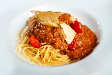 Beyaz tabakta spagetti bolonez..