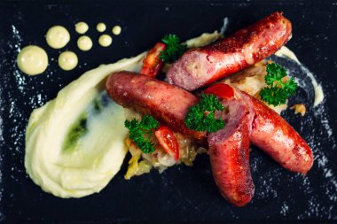 Kayrak plaka üzerinde lezzetli ızgara sosis