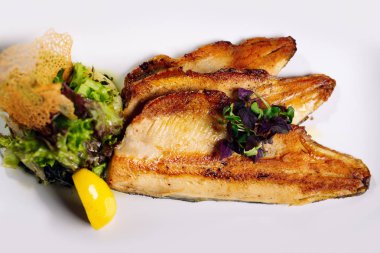 Balık yemeği - balık filetosu ve sebzeleri