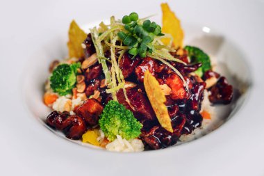 Kurullarında bir tabak salata.