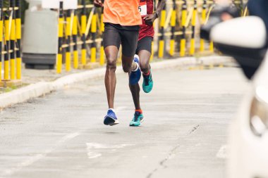 Maraton koşucuları. Şehir sokaklarında maraton koşu yarışı.