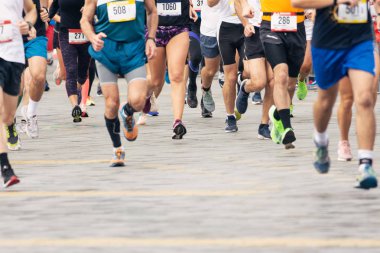 Maraton koşucuları. Şehir sokaklarında maraton koşu yarışı.
