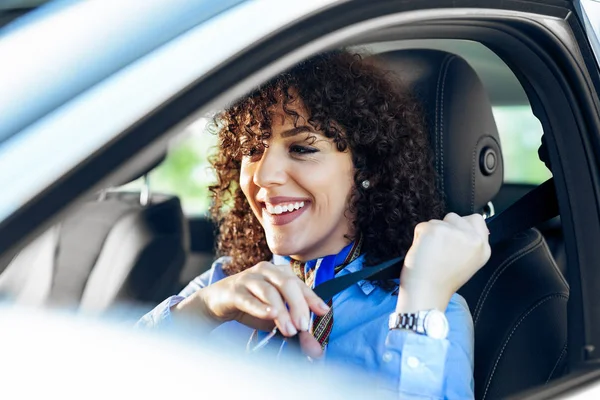 Business Woman Fastening Seat Belt Car — Stock Photo, Image