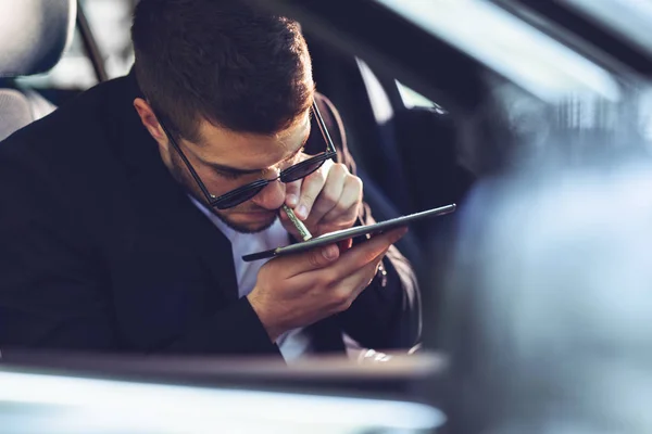 Empresario Con Adicción Las Drogas Olfateando Cocaína Tableta — Foto de Stock