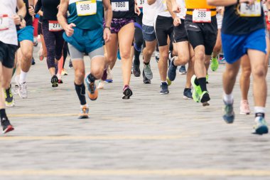 Maraton koşucuları. Şehir sokaklarında maraton koşu yarışı.