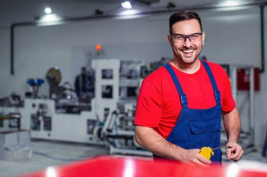 bir fabrikada bir sanayi işçisi portresi.