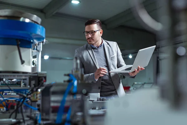 Engenheiro Industrial Gerente Usando Verificação Laptop Automação Controle — Fotografia de Stock