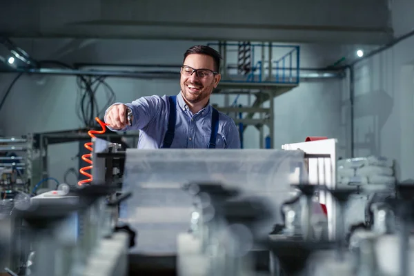 Engenheiro Mecânico Trabalhando Máquinas — Fotografia de Stock