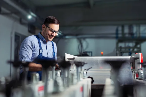 Engenheiro Mecânico Trabalhando Máquinas — Fotografia de Stock