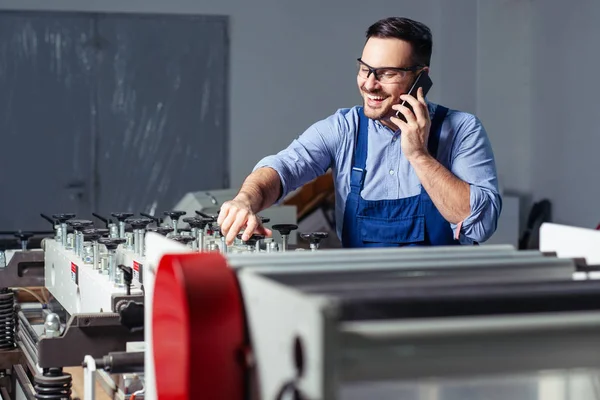 Industriearbeiter Telefoniert Mit Handy — Stockfoto