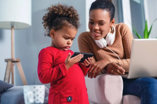 Αφροαμερικανό Παιδί Που Κοιτάζει Τηλέφωνο Της Μητέρας Του — Φωτογραφία Αρχείου