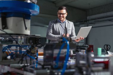 Bakım için dizüstü bilgisayar kullanan bir mühendis..