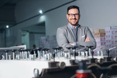 Fabrikada sanayi müdürü. Fabrikada poz veren genç bir işadamı..