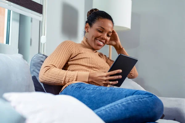 Mujer Africana Feliz Mirando Tableta Digital — Foto de Stock