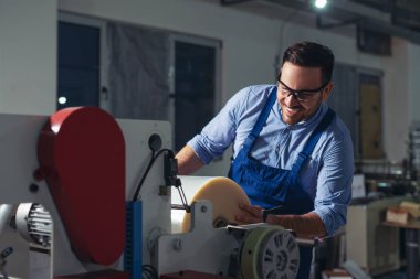Makine mühendisi makineler üzerinde çalışıyor