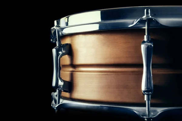 黒の背景に設定されたクローズアップドラム — ストック写真