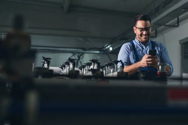 Industrial Man Engineer Using Smartphone — Stock Photo, Image