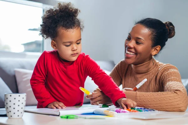 Familia Feliz Madre Hija Juntas Pintan — Foto de Stock