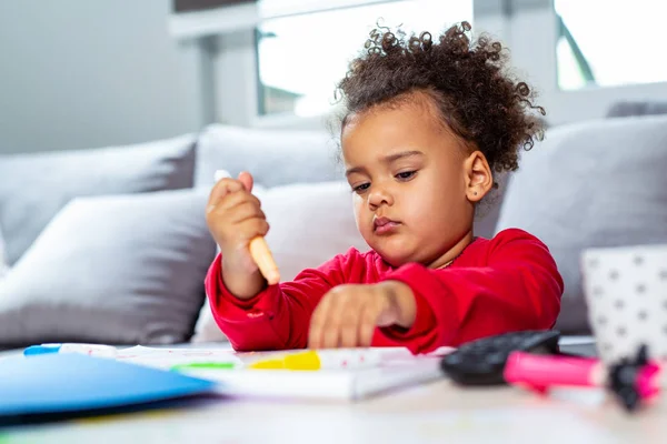 Niña Afroamericana Dibujando Con Lápices Colores Fotos De Stock Sin Royalties Gratis