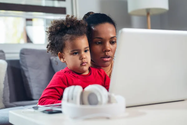Afro Americana Madre Con Hija Pequeña Usando Ordenador Portátil Juntos Fotos De Stock