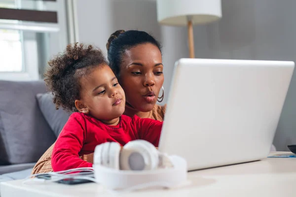 Afro Americana Madre Con Hija Pequeña Usando Ordenador Portátil Juntos Imagen De Stock