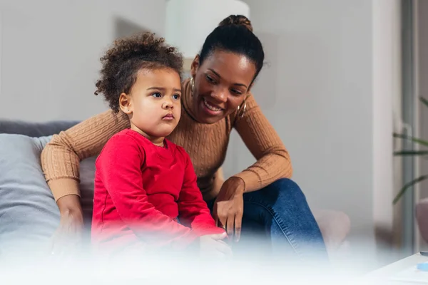 Madre Con Figlia Felice Famiglia Nera Guardando Film — Foto Stock