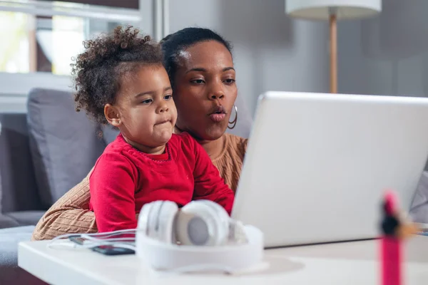 Afro Americana Madre Con Hija Pequeña Usando Ordenador Portátil Juntos —  Fotos de Stock