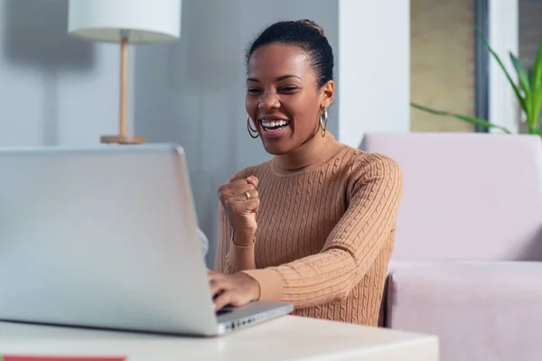 Retrato Uma Bela Jovem Mulher Sorrindo Olhando Para Tela Laptop — Fotografia de Stock