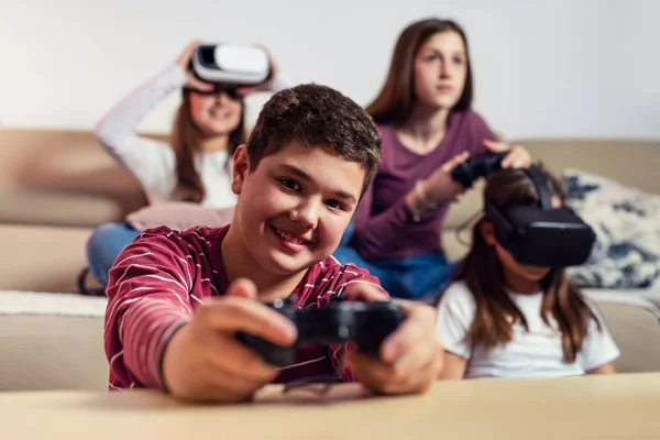 Adolescentes Jugando Videojuegos Casa —  Fotos de Stock