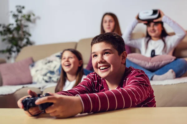 Adolescentes Jugando Videojuegos Casa —  Fotos de Stock