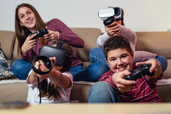 Adolescentes Jogando Videogame Casa — Fotografia de Stock