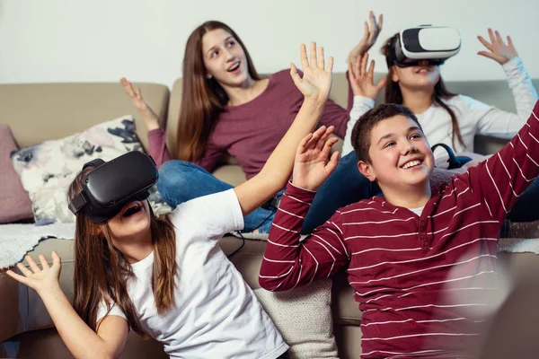 Adolescentes Jogando Videogame Casa — Fotografia de Stock
