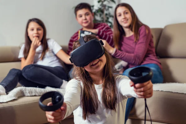 Adolescentes Jugando Videojuegos Casa —  Fotos de Stock