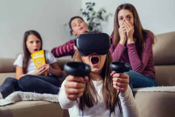 Έφηβοι Παίζοντας Βίντεο Παιχνίδι Στο Σπίτι — Φωτογραφία Αρχείου