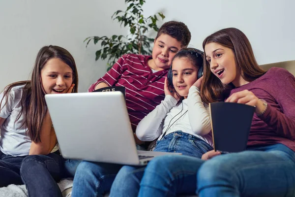 Amigos Assistindo Filme Com Pipocas — Fotografia de Stock