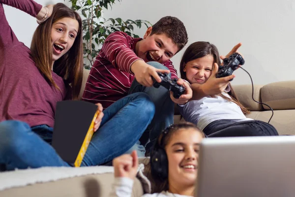 Jogo da menina foto de stock. Imagem de divertimento - 13670540