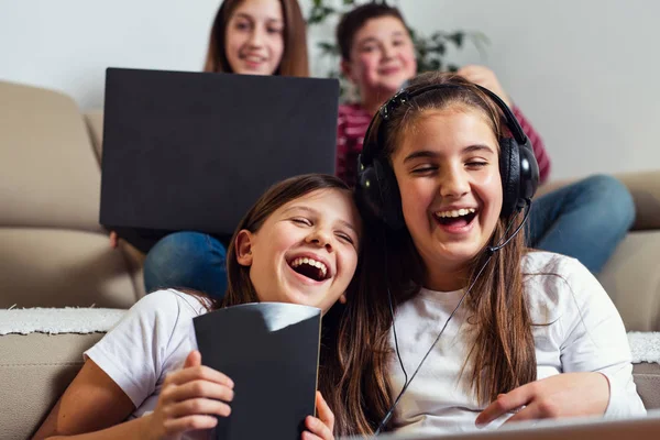 Amigos Rindo Assistindo Vídeo Engraçado Laptop — Fotografia de Stock