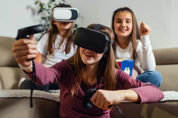 Meninas Jovens Brincando Com Jogos Vídeo Casa — Fotografia de Stock