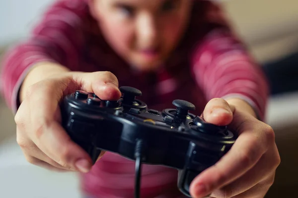 Εφηβικό Αγόρι Που Παίζει Βιντεοπαιχνίδια Στο Σπίτι — Φωτογραφία Αρχείου