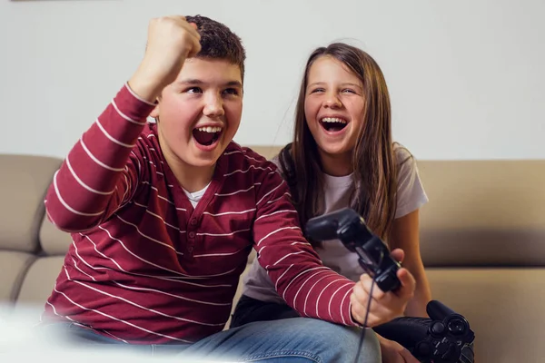 快乐的孩子在家里玩电脑游戏 — 图库照片