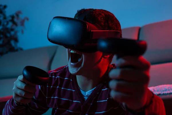 Menino Adolescente Usando Fone Ouvido Realidade Virtual Com Óculos Controladores — Fotografia de Stock